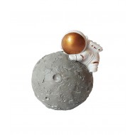 Statueta decorativa, Astronaut pe asteroid, 6 cm, DY2139-7B Statueta decorativa, Astronaut pe asteroid, 6 cm, DY2139-7B